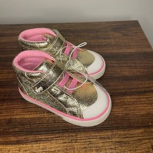 See Kai Run Belmont Sneakers In Gold size 6 toddler shoes.